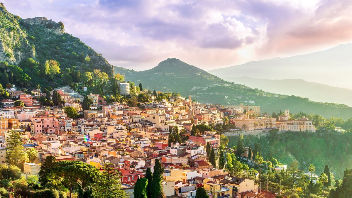 Vacaciones en Europa: Sicilia tiene lugares con vistas que invitan a detenerse y observar como Taormina.