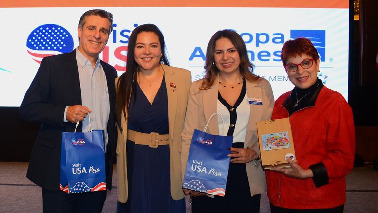 Patrick Ivars, director de ventas para América Latina de Visit Orlando, Marita Villalba, gerente general de Visit USA Perú, Johana Pardo, representante de Visit Orlando y Diana Sosa, gerente comercial para Latinoamérica de United Park & Resorts.