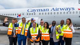 Los funcionarios presentes en la inauguración del vuelo a Panamá de Cayman Airways. 