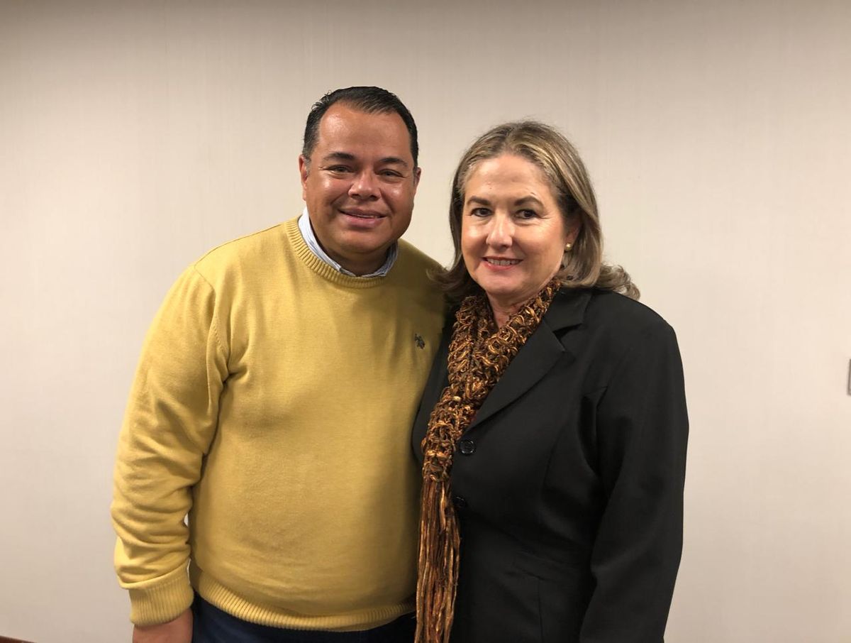 Jonathan Benavides, coordinador regional de Ventas Centroamérica y Flora Ayub, directora ejecutiva de la Cámara Costarricense de Hoteles (CCH).