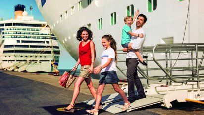 Un crucero que recala en un puerto de España.