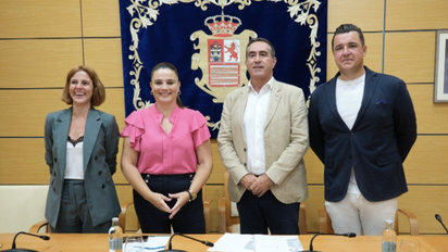 Representantes de Meliá y del cabildo de las Islas Canarias durante la firma del acuerdo.