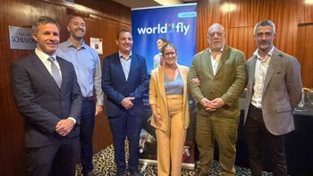 Equipos de Discover the World y World2Fly junto a Juan Pío Drovetta, presidente del Aeropuerto Internacional Rosario.