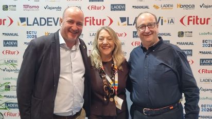 La Dirección de Euromundo: Juan José Román, vicepresidente y director corporativo de Euromundo; y Francisco Román, CEO de Grupo Euromundo; junto a Claudia González, directora comercial de Ladevi; en el stand de Ladevi en Fitur 2026.