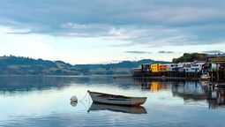 Viajar al sur de Chile permite combinar paisajes del lago Llanquihue, volcanes y la cultura única del archipiélago de Chiloé en una sola ruta turística.