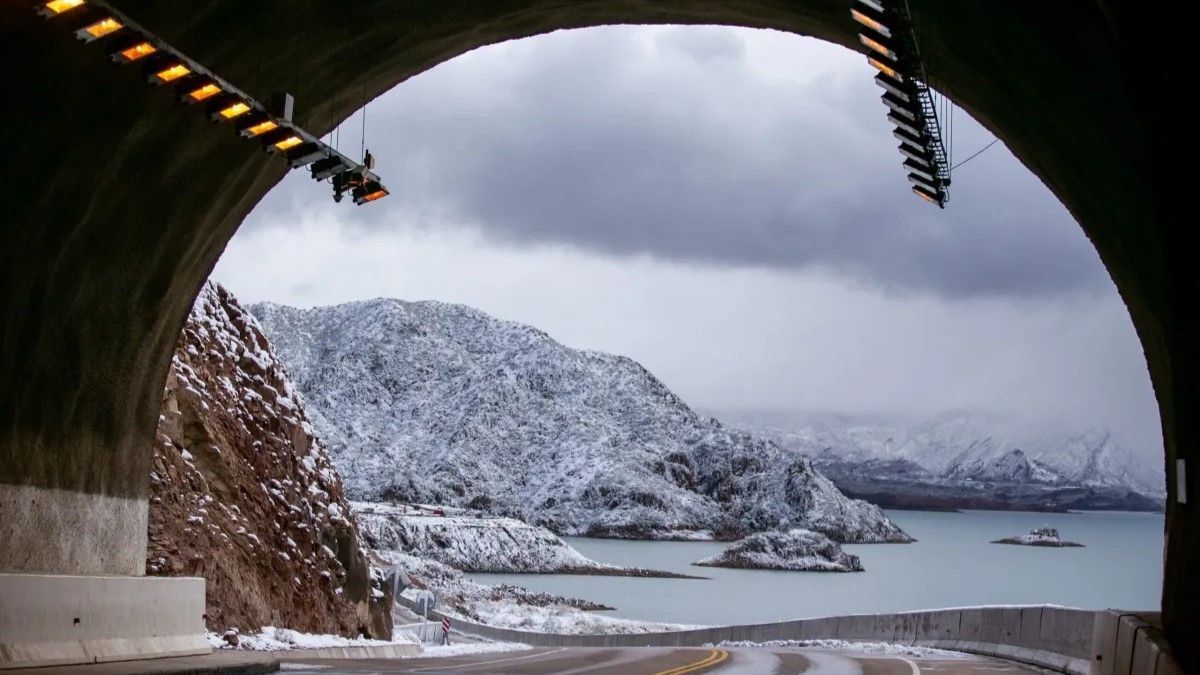 El dique Potrerillos está pintado de blanco durante el invierno. El dique Potrerillos está pintado de blanco durante el invierno.