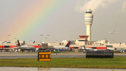 El Aeropuerto Hartsfield-Jackson de Atlanta subió de 54 a 61 millones de pasajeros en 2023.