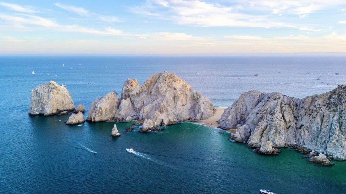 Vacaciones enLos Cabos: disfruta de playas icónicas, avistamiento de ballenas y unapropuesta culinaria de primer nivel.&nbsp;