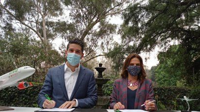 Juan Carlos Zuazua, director general de Viva Aerobus; y Flavia Santoro, presidenta de ProColombia.