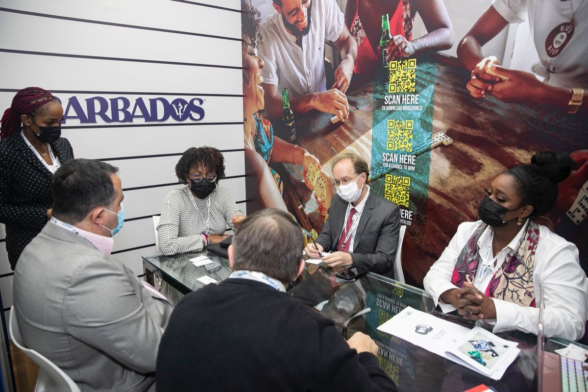 Los funcionarios de Barbados reunidos en WTM Latin America.