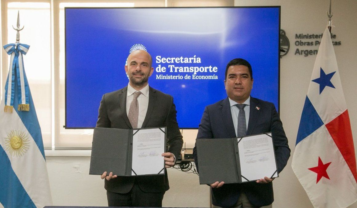El secretario de Transporte de la Argentina, Franco Mogetta y Carlos Von Seidlitz Wright, director de Transporte Aéreo de Panamá, exhiben el documento firmado.