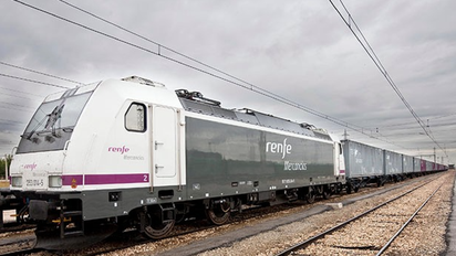 Tren de Renfe Mercancías, empresa investigada por la CNMC.
