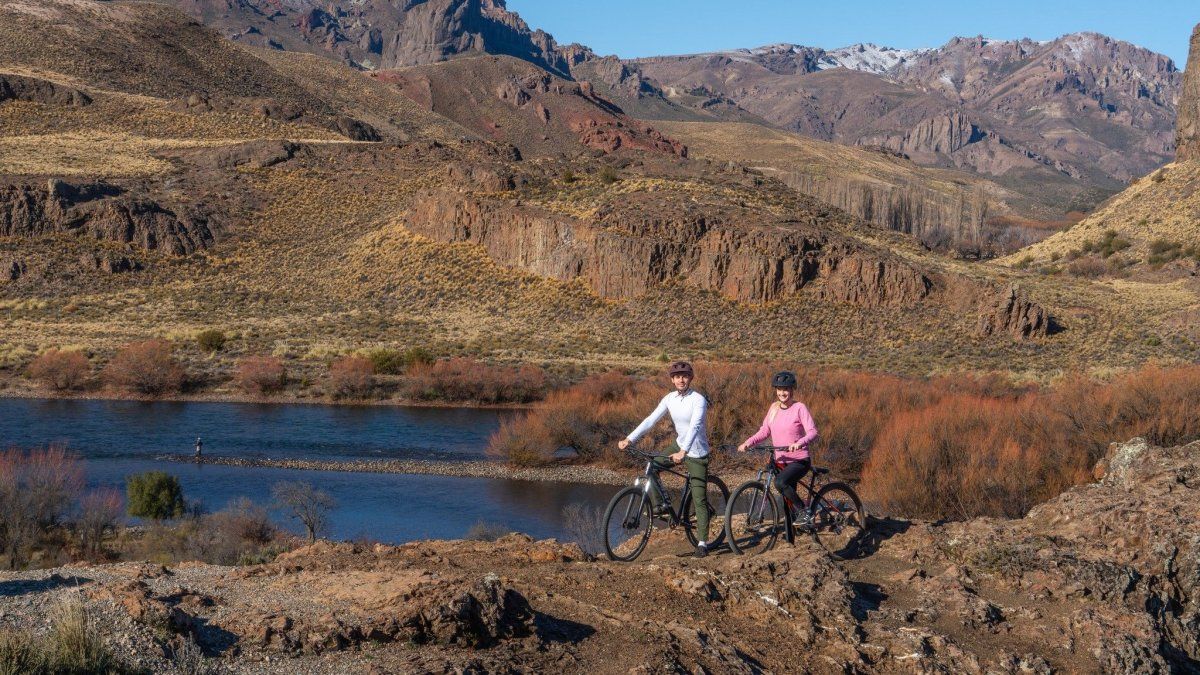 Vacaciones 2026 en Bariloche: para grupos familiares o parejas que no requieren movilidad constante, viajar en auto propio representa un ahorro considerable frente a la combinación de vuelo más alquiler.