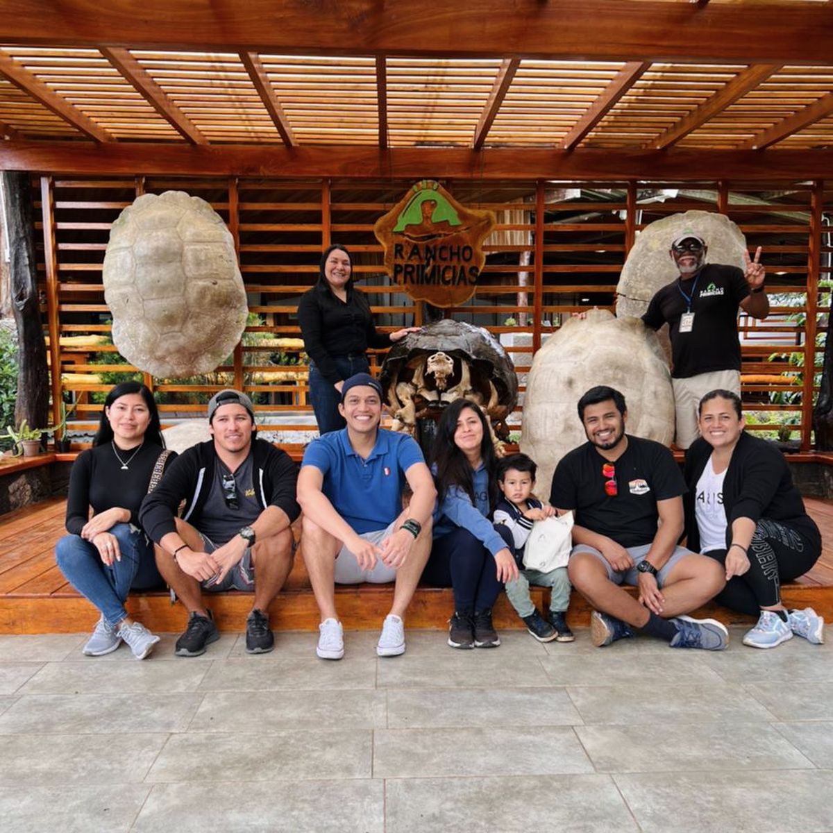 Lisbeth Calva, Danny Buenaño, logística Galápagos; Fernando Rizzo, gerente; Javier Plúa y Carmen Rizzo, operaciones Galápagos.