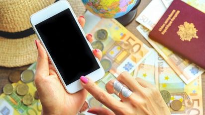 ¿Cómo influyen las divisas en las decisiones de viaje internacional?