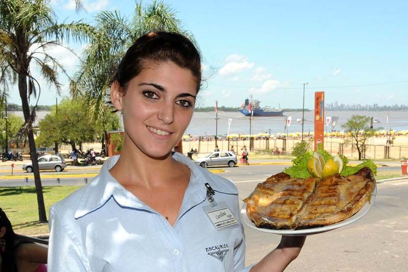 La gastronomia es uno de los puntos fuertes del paseo por la costa rosarina.