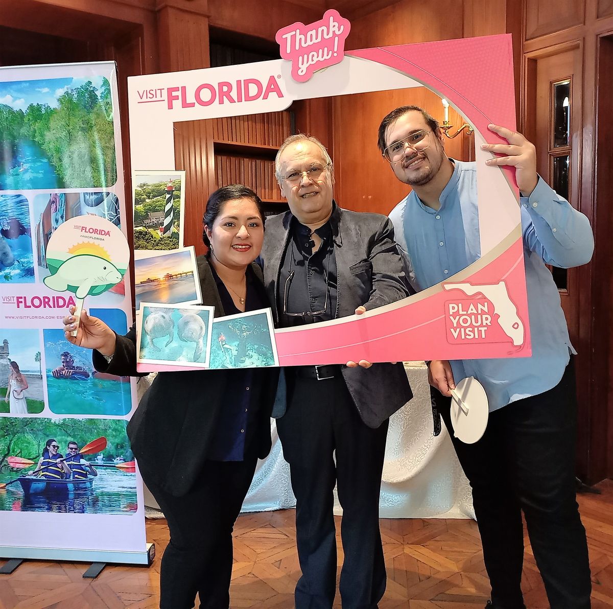 Gustavo Vaca de Aviareps junto a representantes de Ideas Journey oficina Quito. 