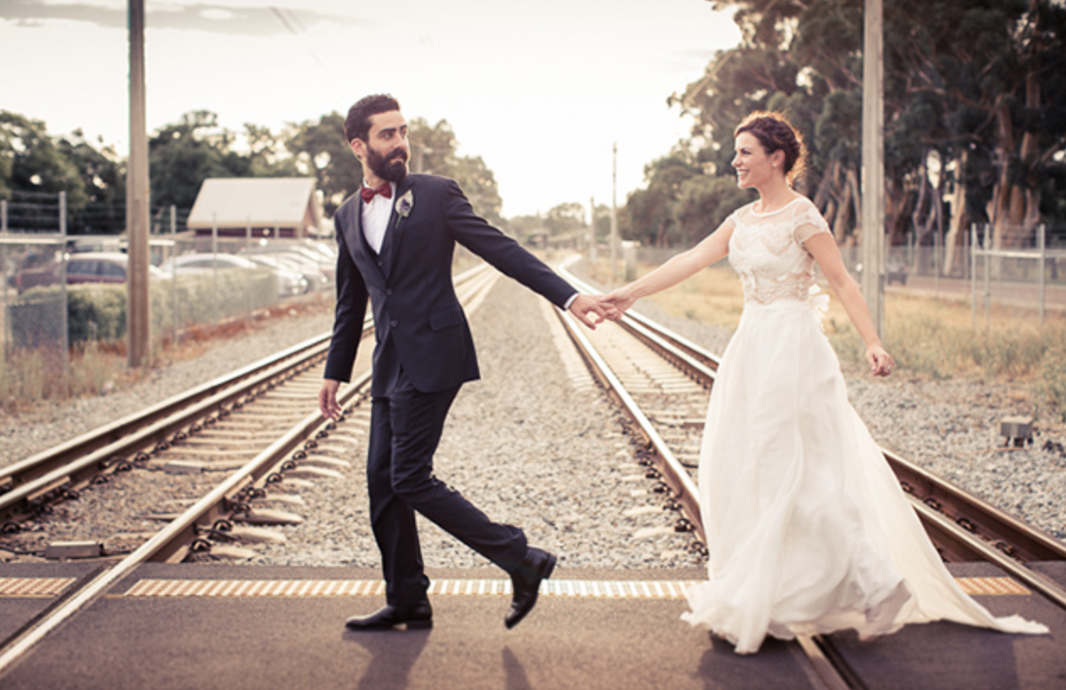 Dos novios en una ceremonia de boda en una estación de tren.