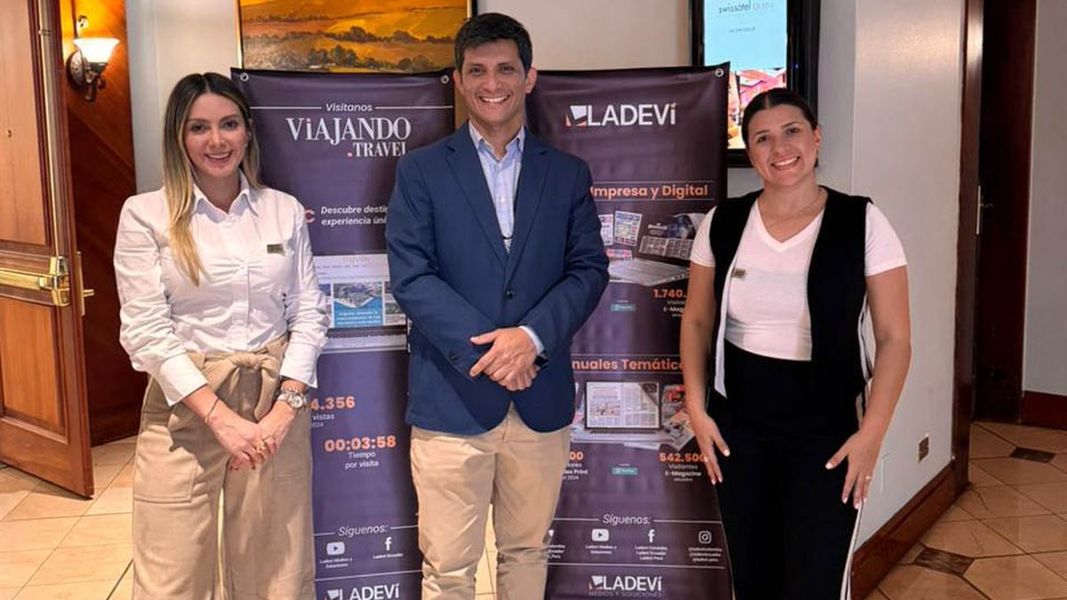 Jéssica Sánchez, coordinadora comercial de Ladevi Ecuador, junto a Harold Asca, gerente de Desarrollo de Negocios de PriceAgencies, y Ana Milena Urquijo, responsable de eventos en Ladevi. 