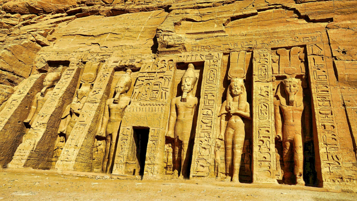 Abu Simbel se localiza muy cerca de la frontera sur de Egipto con Sudán. Abu Simbel se localiza muy cerca de la frontera sur de Egipto con Sudán.