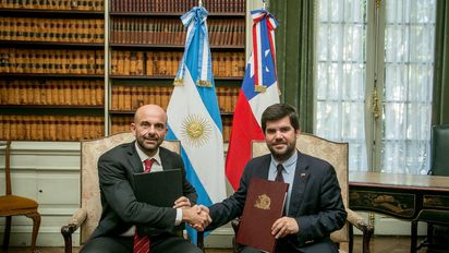 Pista libre para Latam Airlines y Sky Airline: Franco Mogetta, secretario de Transporte de Argentina y Martín Mackenna, secretario general de la Junta de Aeronáutica Civil (JAC) encabezaron firma del memorándum de cielos abiertos.