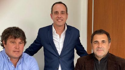 Javier Macías (parado), gerente comercial de Latam Airlines en Argentina, junto a ejecutivos de Aero La Plata.