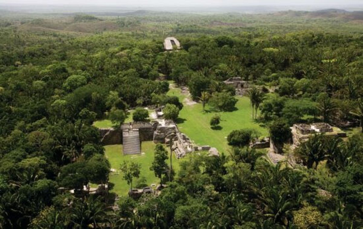 Muyil en Quintana Roo conserva imponentes pirámides y templos mayas a los que se accede por senderos rodeados de exuberante vegetación.