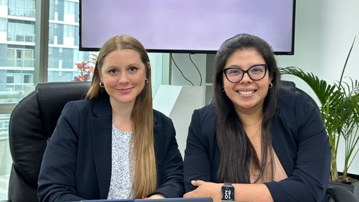 Bárbara Roddick, representante comercial de Blue Diamond Cuba y María Pía Véliz, encargada de producto del Grupo Costamar. - Ladevi Medios y Soluciones Bárbara Roddick, representante comercial de Blue Diamond Cuba y María Pía Véliz, encargada de producto del Grupo Costamar.