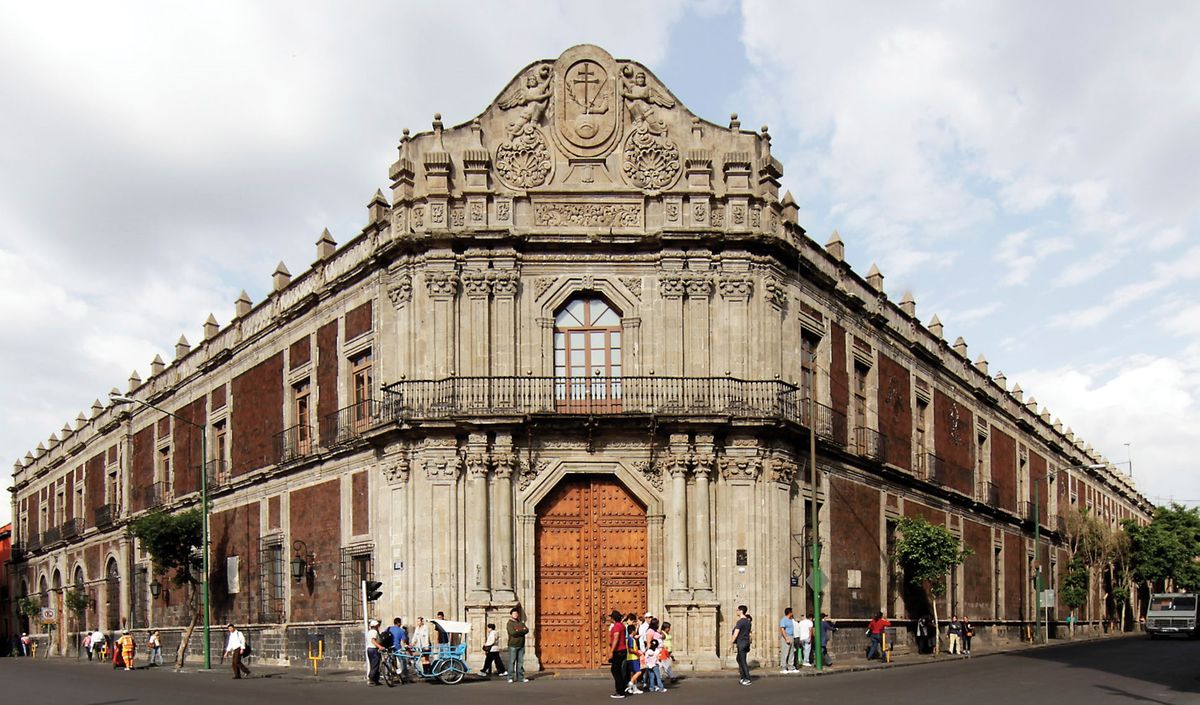 La antigua sede del Tribunal del Santo Oficio alberga hoy en día el Palacio de la Escuela de Medicina.