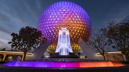 Una fuente renovada en la entrada principal de EPCOT brilla frente a Spaceship Earth en Walt Disney World Resort en Lake Buena Vista.