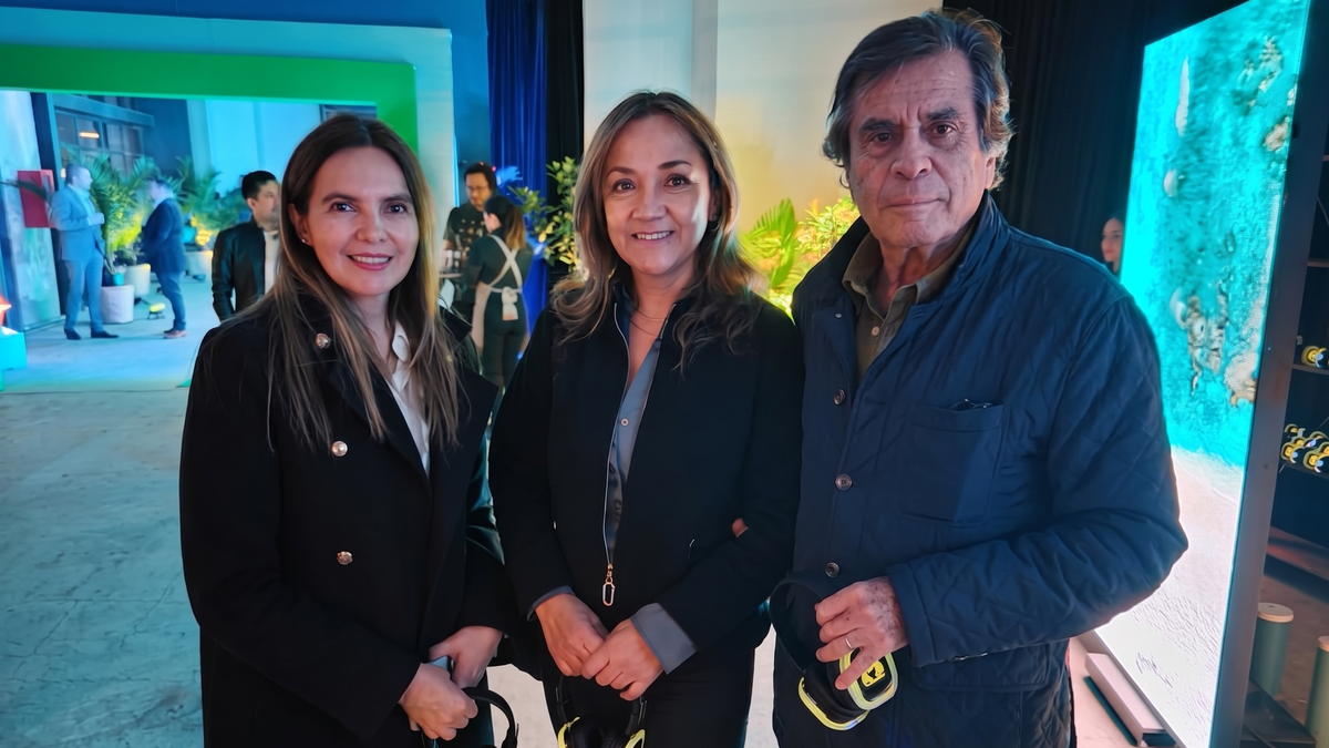 Victoria Bichet y Claudia Llanos (Latam Travel), junto Freddy Gepp (Via Club). 