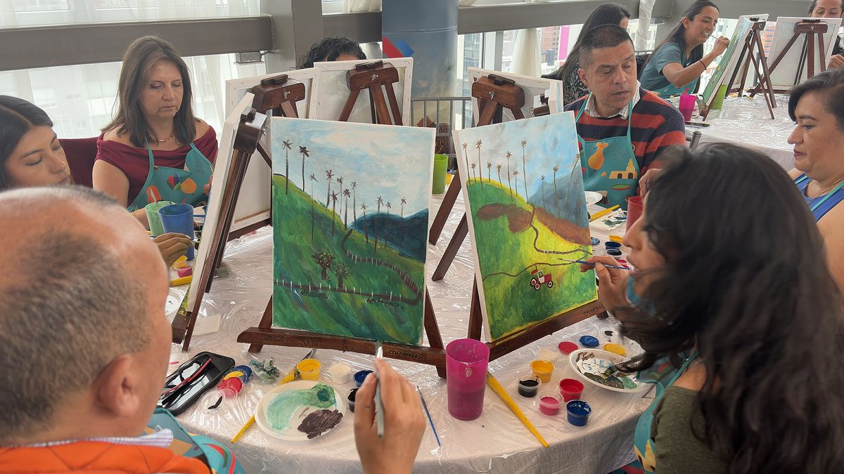 Asistentes a evento de Mis Destinos participaron en una actividad con pintura.