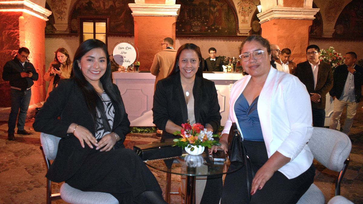 Milagros Olivos junto a agencias de viajes.