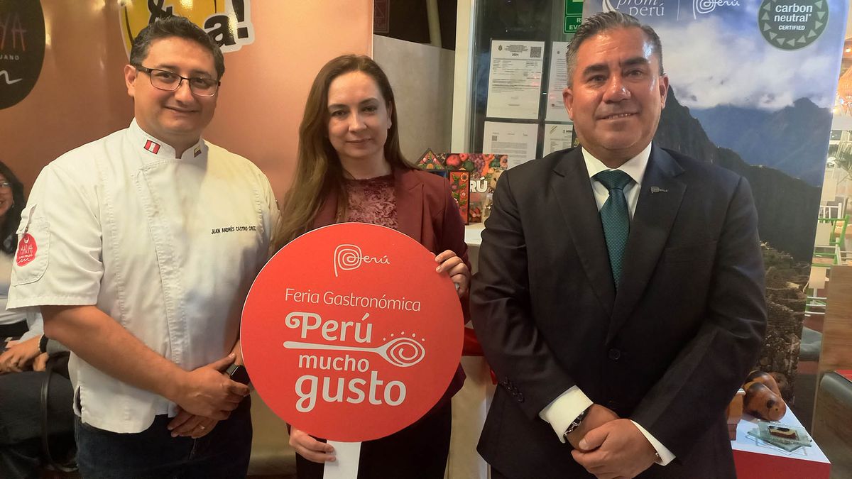 El chef Juan Andrés Castro, del restaurante Maqya; Fanny Thivierge, especialista de Turismo de PromPerú en Ecuador; y Gustavo García, consejero económico comercial de Perú en Ecuador.&nbsp;