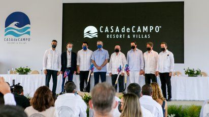 Los ejecutivos en el acto de Casa de Campo Resort and Villas en República Dominicana.&nbsp; &nbsp;