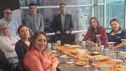 Equipo de la mayorista de turismo especializado ACIERTO, encabezado por su gerente general Fernando Calderón (1o der.), durante una capacitación de ProColombia. Actualmente, la empresa promueve un programa de Turismo Educativo en Medellín.