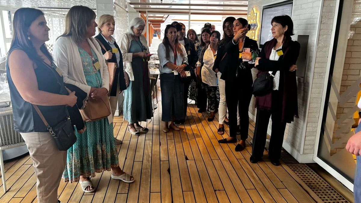 Agentes de viajes y turoperadores realizaron un ship tour en el MS Marina, encallado en el puerto de San Antonio.