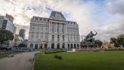 altText(Cuál será el nuevo nombre del Centro Cultural Kirchner: un espacio de Buenos Aires muy disputado)}