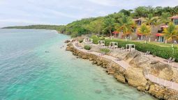 Hoteles Decameron certificados por Ecostars, con prácticas enfocadas en eficiencia energética, reducción de residuos y educación ambiental para huéspedes y colaboradores.