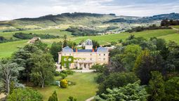 El Château Bellevue se inscribe entre las verdes colinas de Beaujolais, en Francia.