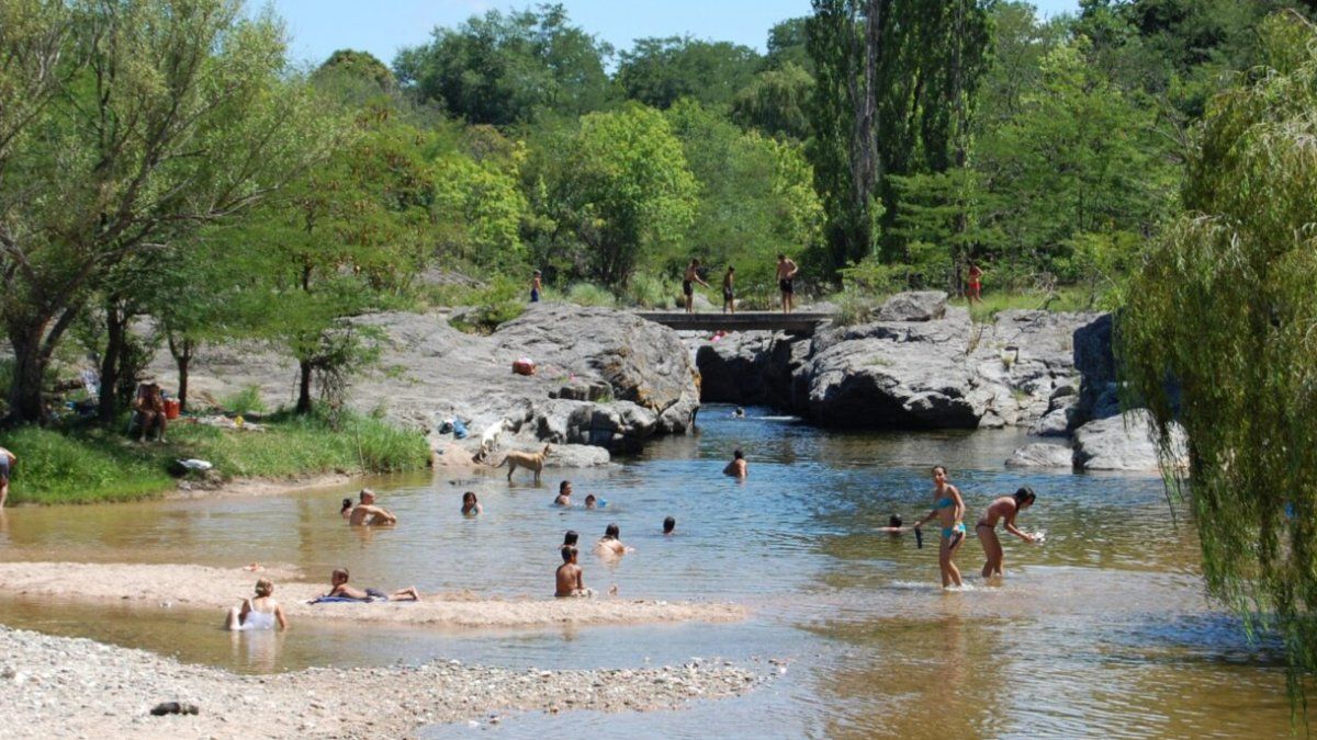 El río Los Sauces cuenta con imperdibles playas y balnearios para descansar.