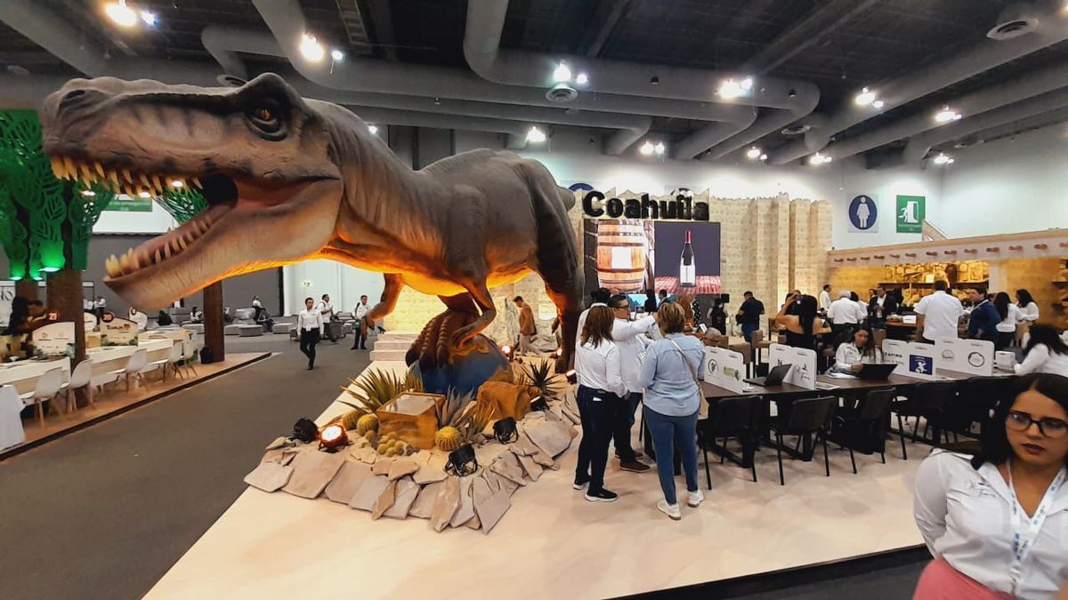 El tiranosaurio animatrónico del stand de Coahuila amenaza con devorarse la feria.