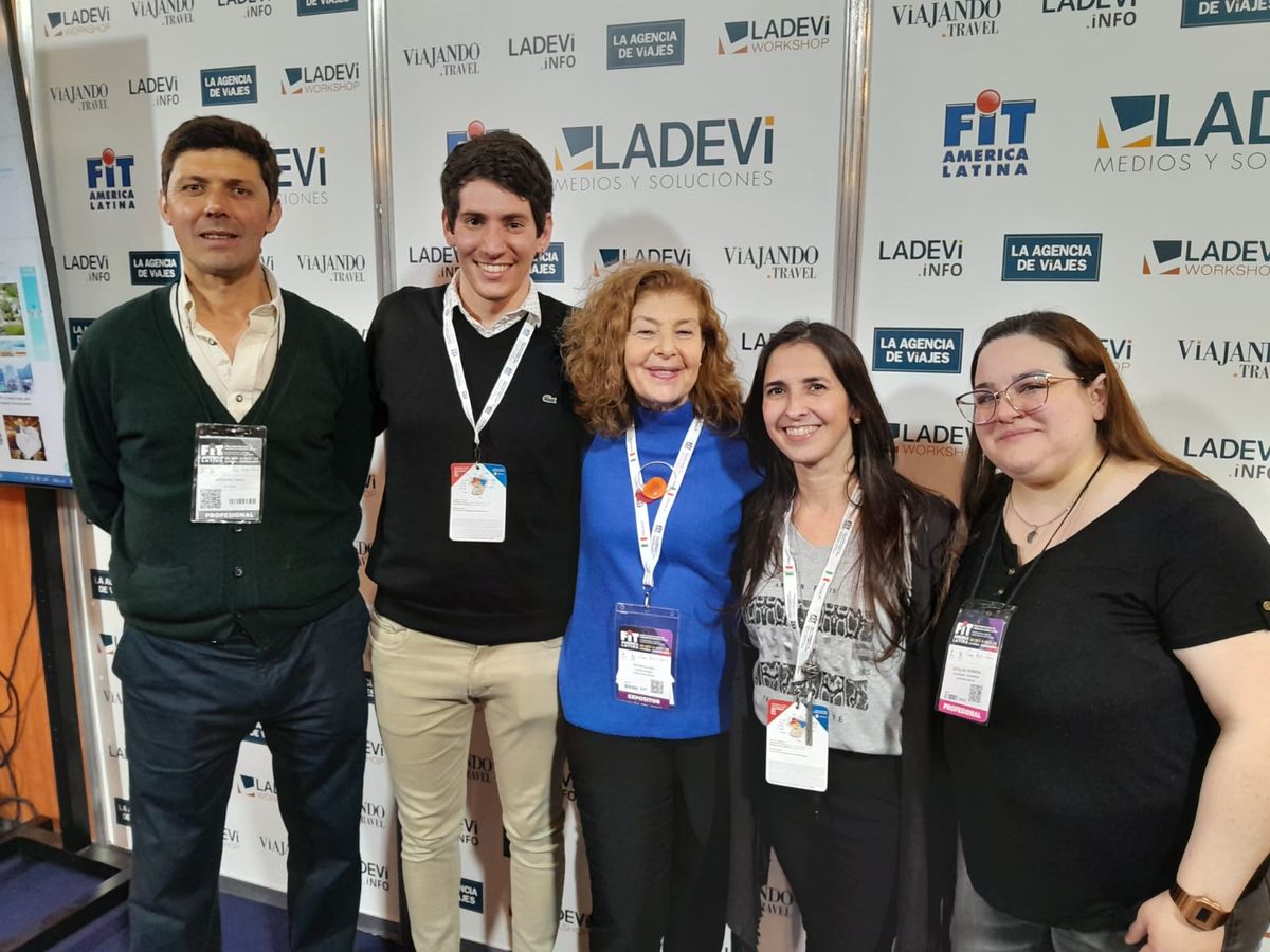 Ezequiel Naso, Team Leader del Equipo de Atención de GoTrenes; Gonzalo Huernos, analista de Marketing de GoTrenes; Patricia Azia, comercial de Ladevi; Bettina Bjelis, gerenta de GoTrenes; y Catalina Herrera, de Atención al Cliente de GoTrenes.