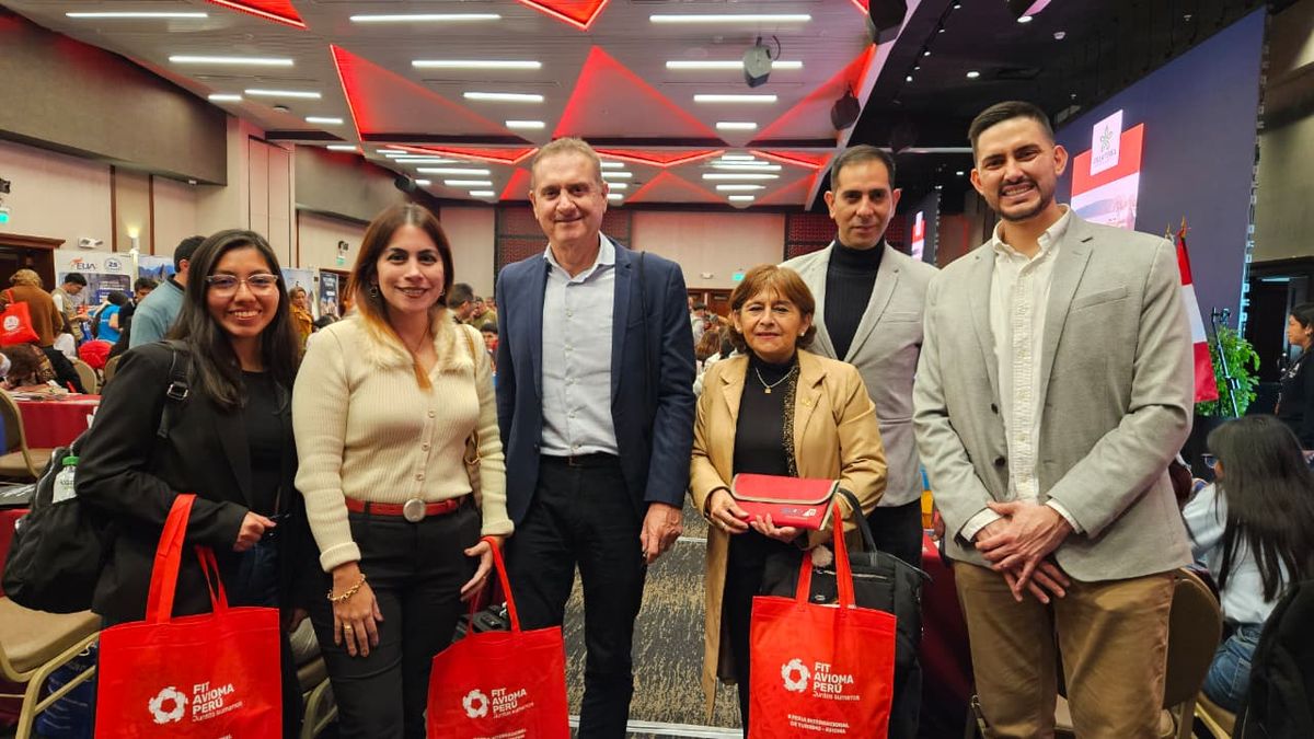 Francisco San Mart&iacute;n, presidente de Cadetur junto a visitantes en la feria Avioma.