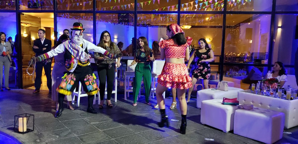En el show se mostró las típicas danzas peruanas de cada región del país.