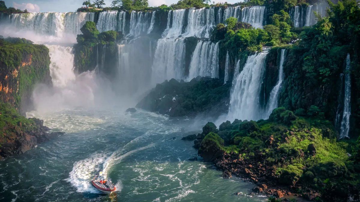 Vacaciones en Argentina: las Cataratas del Iguazú es uno de los atractivos más famosos para visitar en el país. 