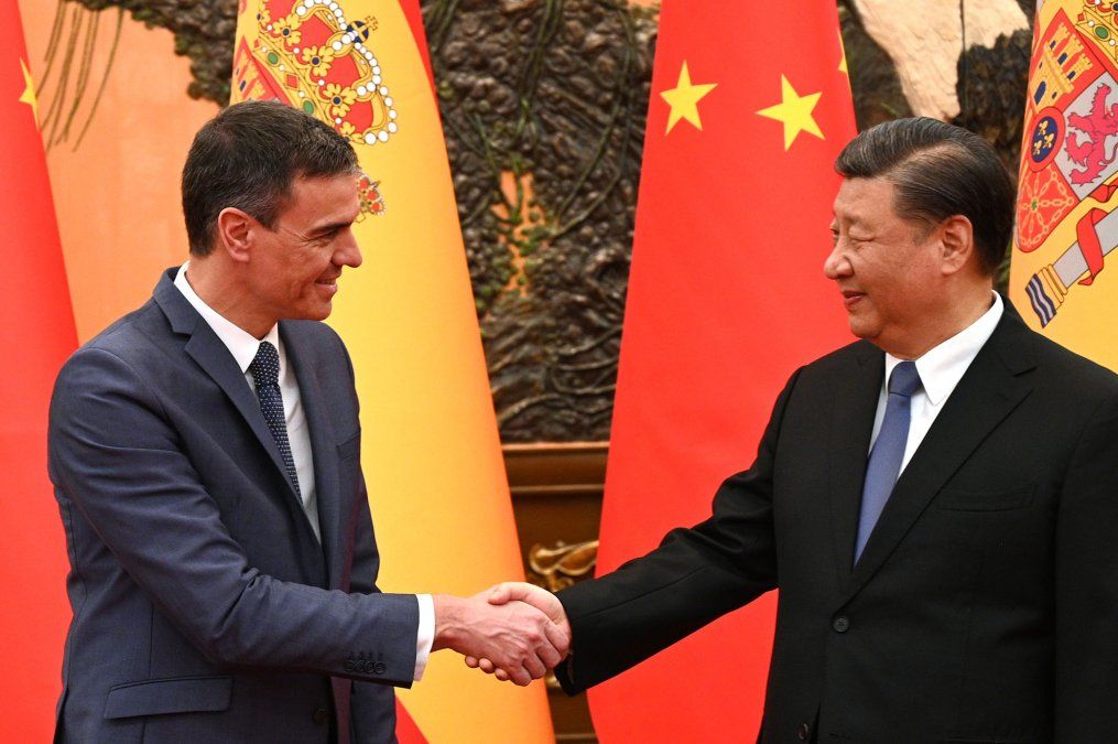 El presidente del Gobierno, Pedro Sánchez, y el presidente chino, Xi Jinping.