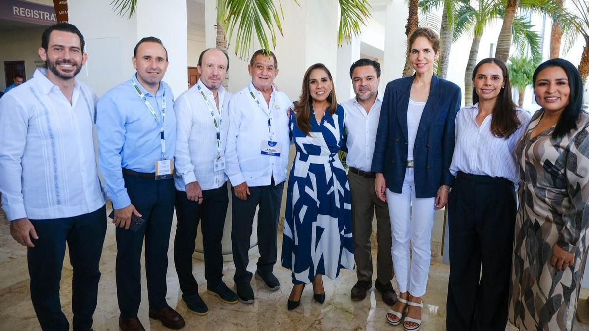 Las autoridades reunidas en Cancún Travel Mart.