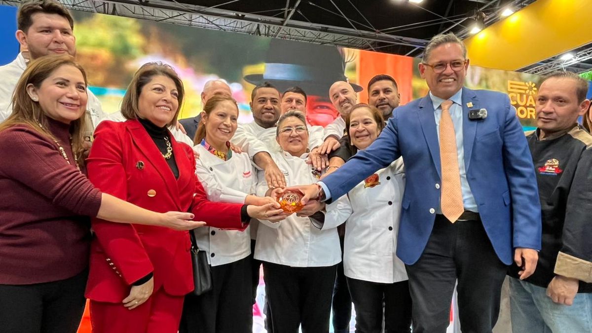 Entrega del Premio Espíritu de Excelencias 2025 a Raíz Ecuador, con presencia de viceministro de Turismo, Mateo Estrella, y Embajadora de Ecuador en Madrid, Wilma Andrade. Fitur 2026.