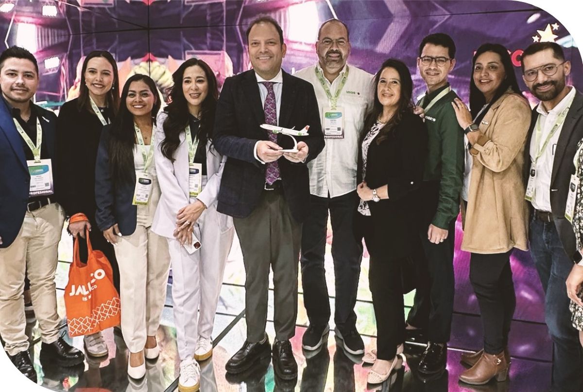 Embajadores de Viva Aerobus junto a Andr&eacute;s Santamar&iacute;a, el nuevo director del Instituto Distrital de Turismo (IDT). &nbsp;